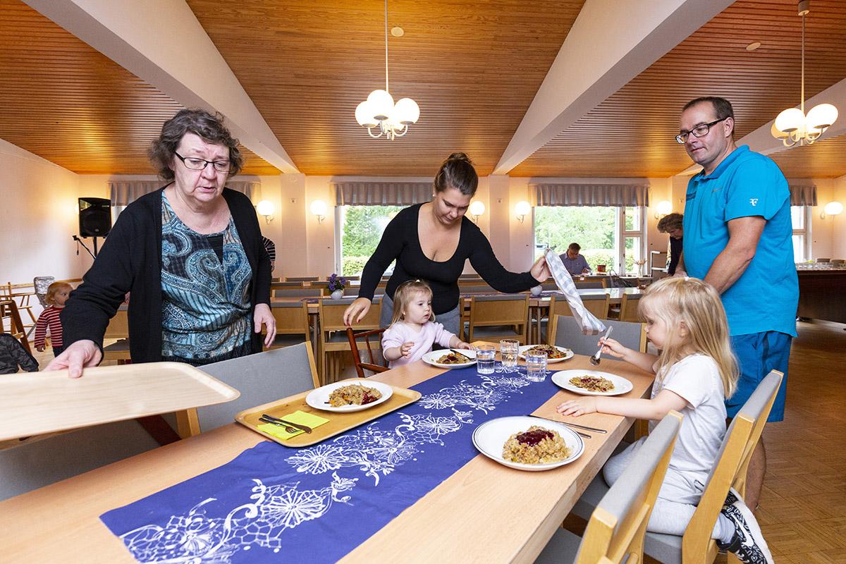 Vartiokylän kirkolla ryhdytään syömään. Vasemmalta Liisa Rinne, Lyydia Ruppa, Heidi Ruppa, Hilja Ruppa ja Lassi Ruppa.